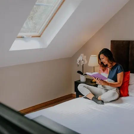 Five Lamps Apartment