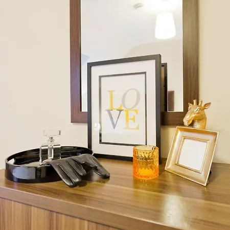 Five Lamps Apartment *